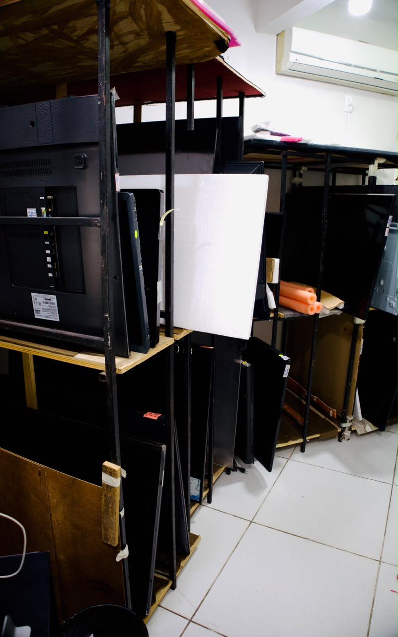 Estoque de TVs e painéis para peças